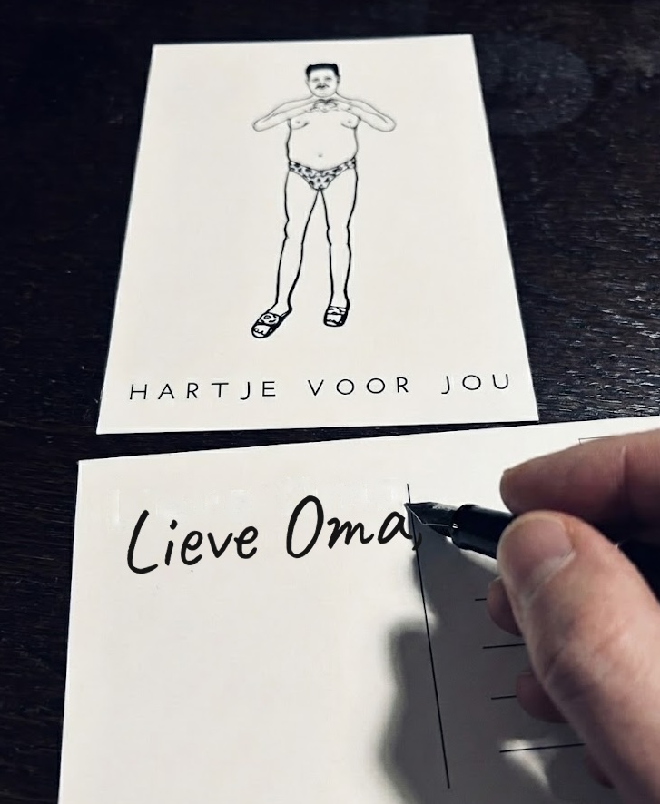 Carl schrijft de kaart met de hand
